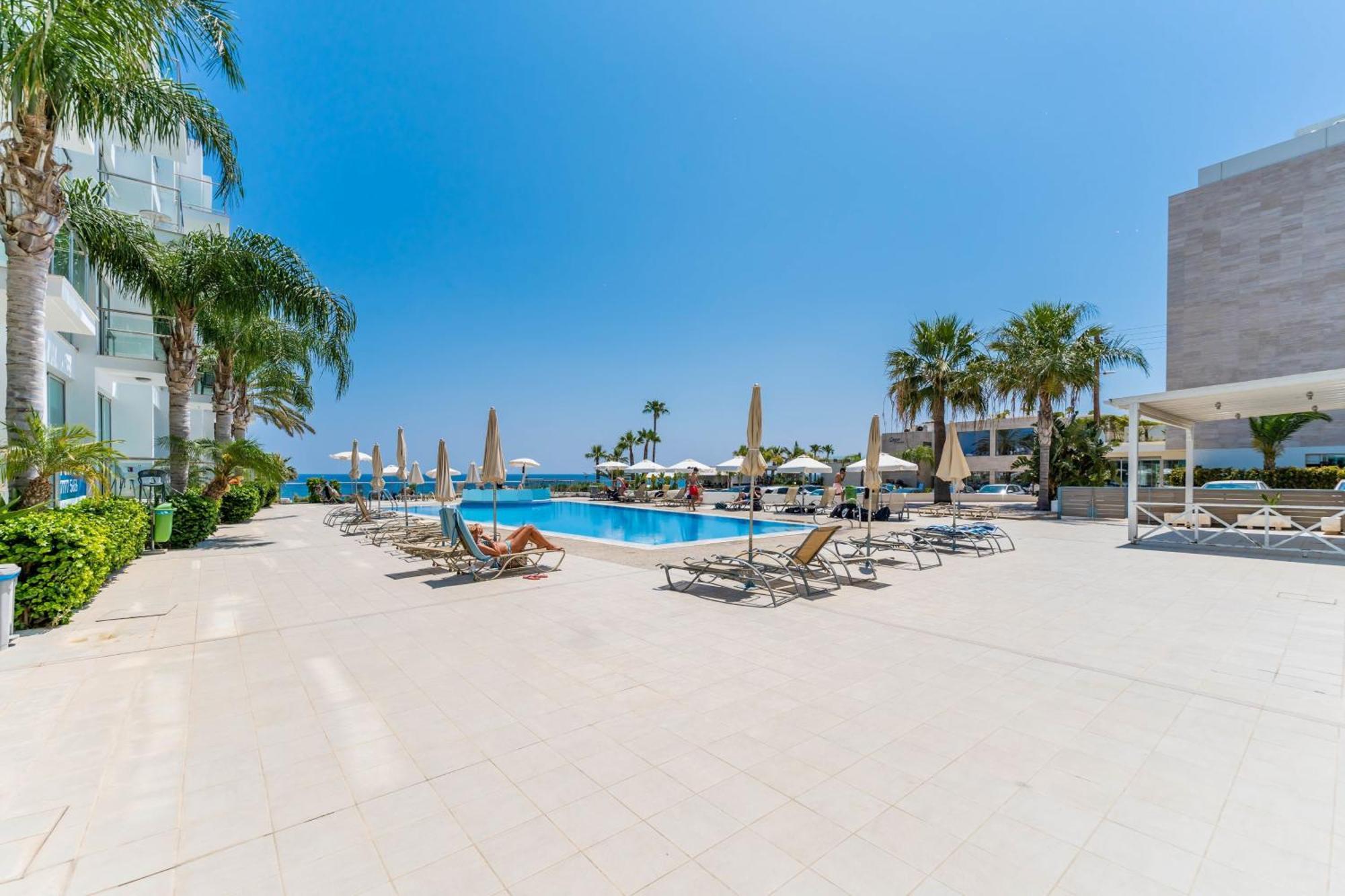Meryl - Coralli Beachfront Apartment Protaras Exteriör bild
