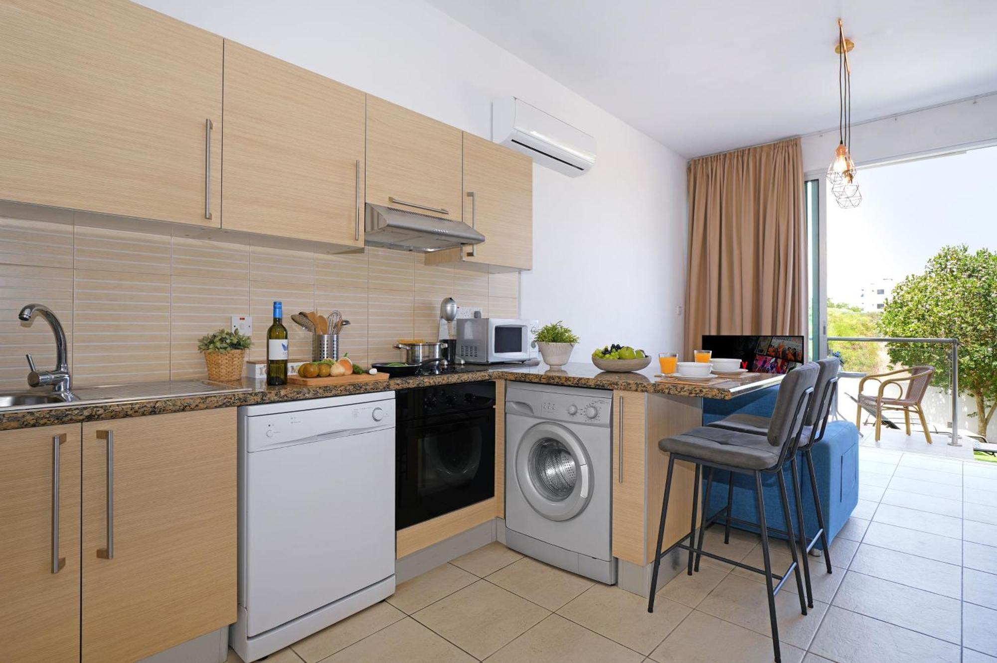 Meryl - Coralli Beachfront Apartment Protaras Exteriör bild