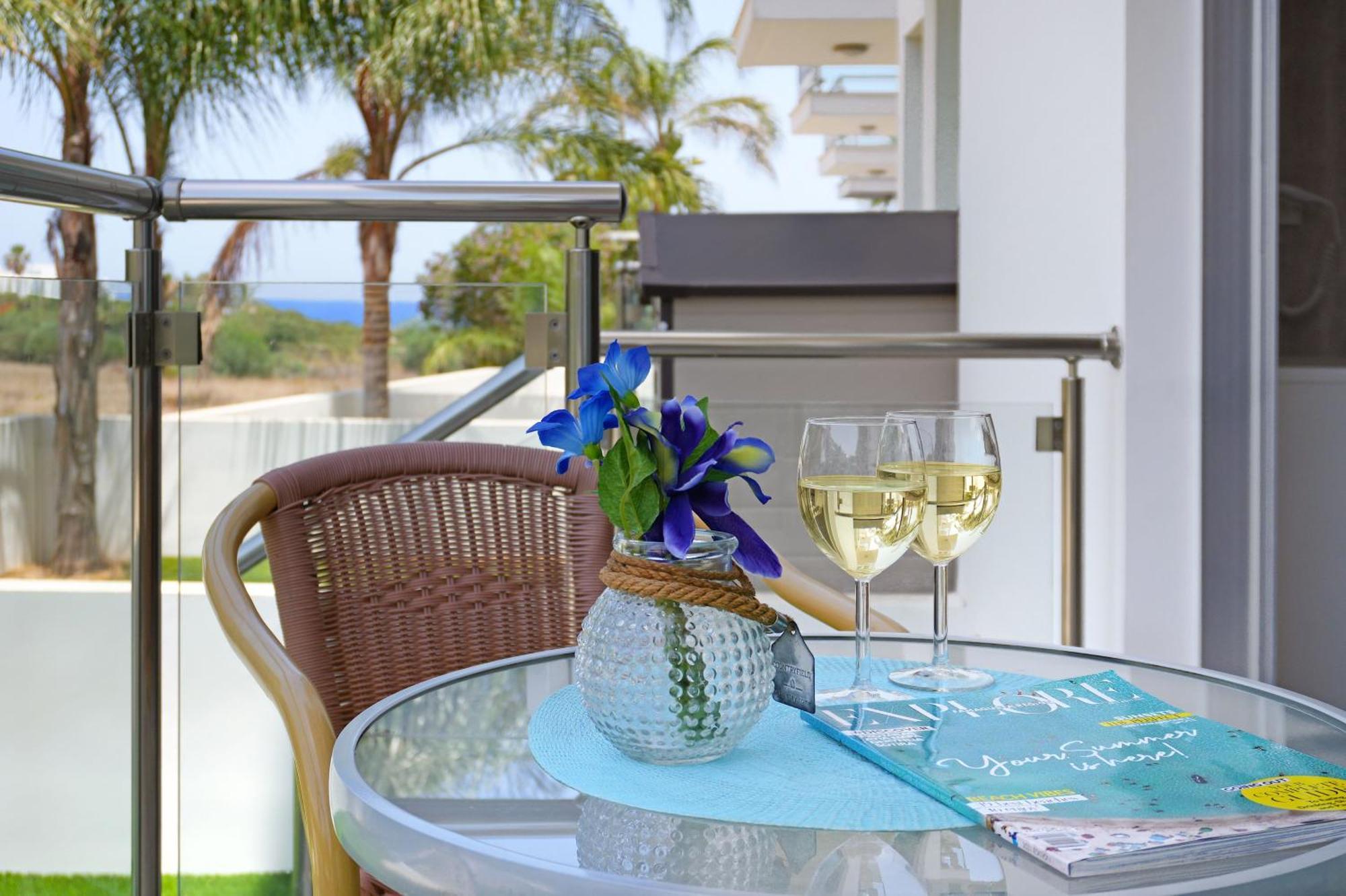 Meryl - Coralli Beachfront Apartment Protaras Exteriör bild